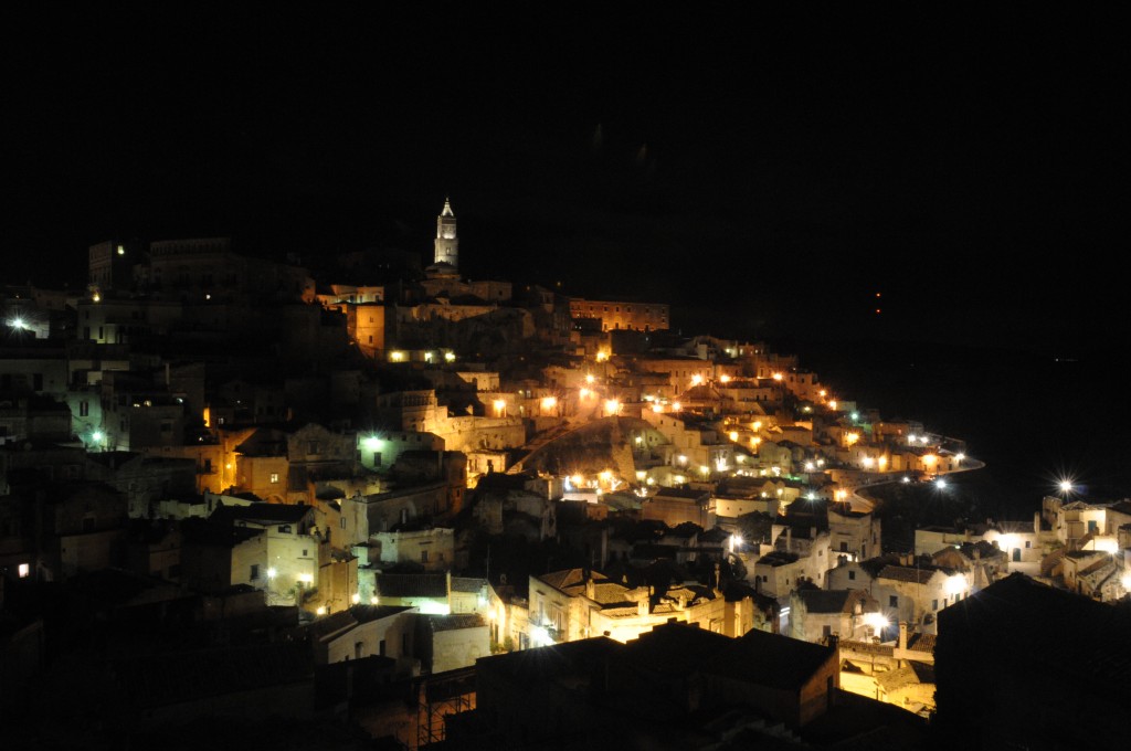 Un'immagine notturna dei Sassi di Matera
