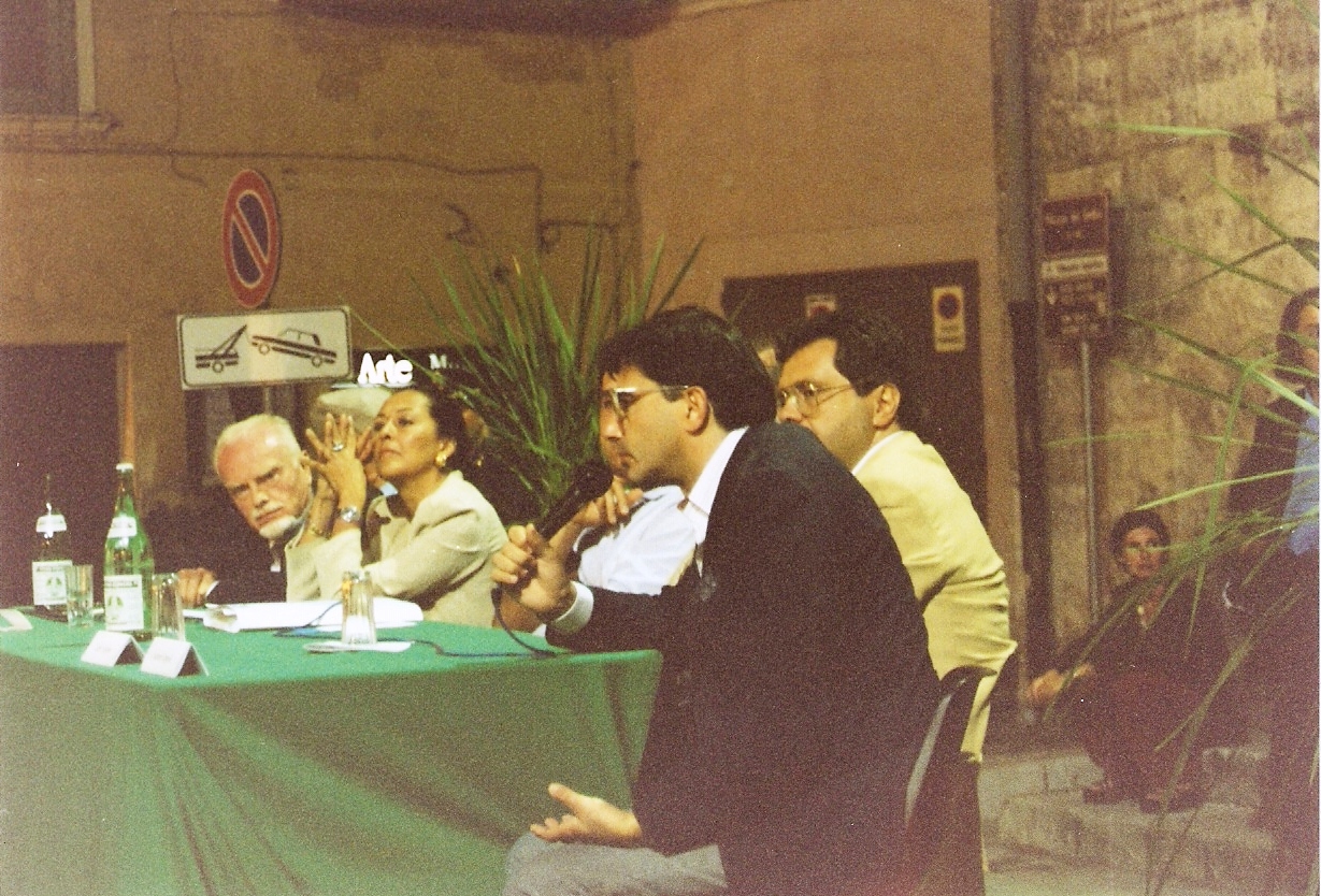 Negli occhi rimane il ricordo di una piazzetta, quasi un salotto, nella luce incantata di una sera di luglio. Le voci, gli sguardi dei ragazzi, le statuine-premio, le mani di tanti, l’applauso, il saluto.