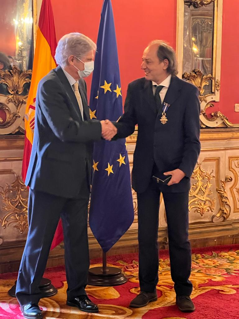 La consegna dell’Onoroficenza di Cavaliere di Spagna al Presidente dell’associazione Energheia con i diversi articoli.